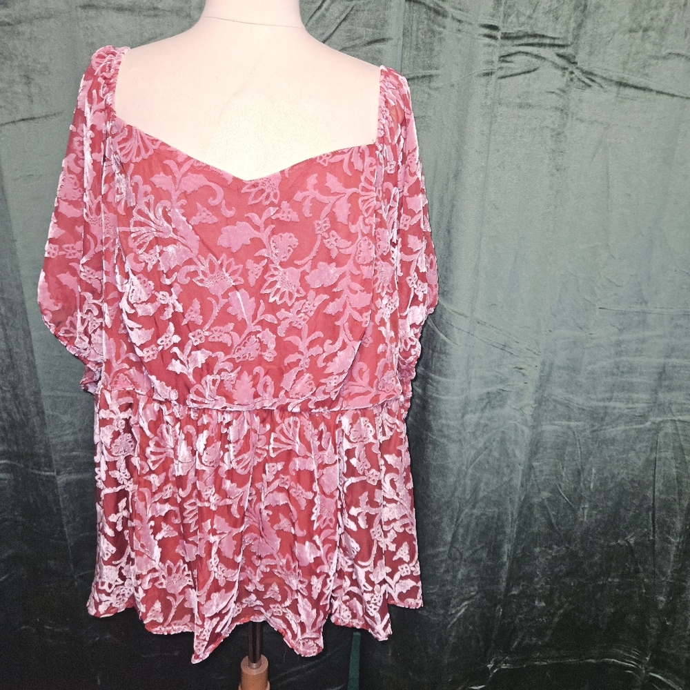 5/$10 🌞 Torrid Crushed Velvet Top